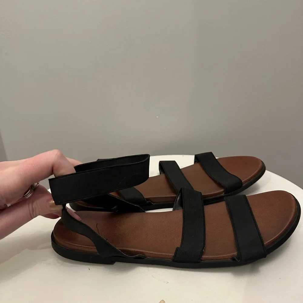 Universal thread Black and Brown Strappy Sandals. Women’s 11